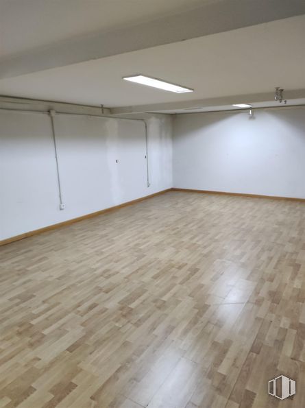 Retail for sale at Calle Torrelaguna, 9, Alcalá de Henares, Madrid, 28807 with light fixture, lighting, flooring, floor, wood flooring, wood, laminate flooring, ceiling, interior design and hardwood around