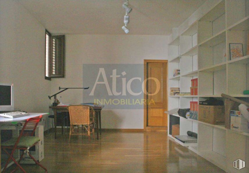 Office for sale at Plaza San Esteban, Segovia, 40003 with desk, chair, computer monitor, table, bookcase, lighting, door, building, furniture, wood, shelf, house, interior design, flooring around