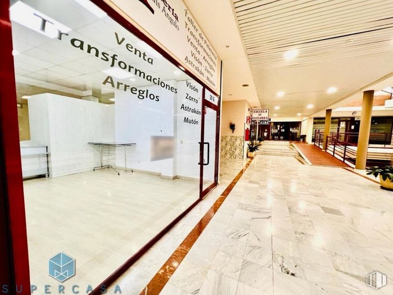 Retail for sale & for rent at Ronda Buenavista, Toledo, 04005 with table, property, building, interior design, flooring, floor, wall, shelf, font and ceiling around