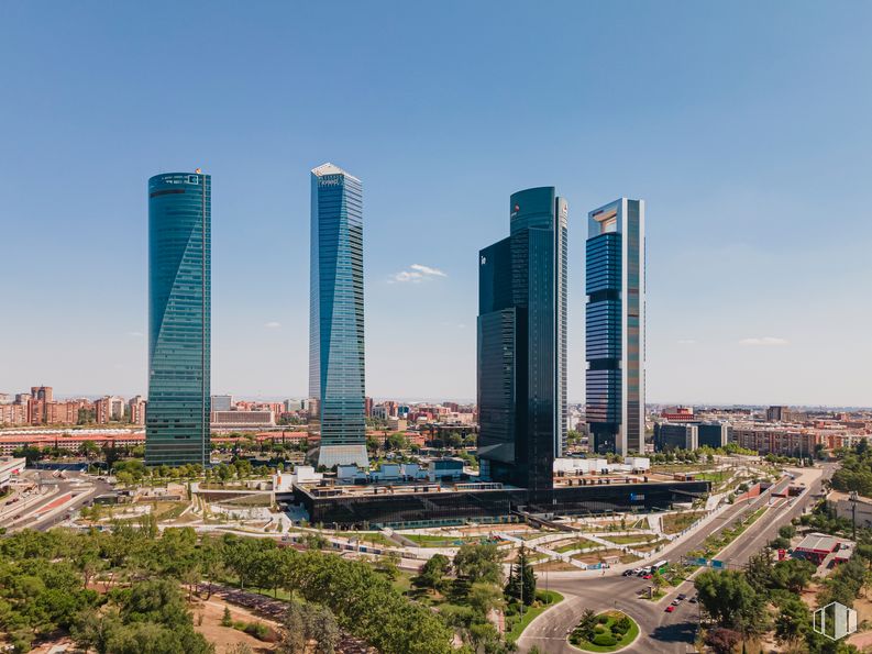 Office for rent at Torre Emperador, Paseo Castellana, 259 D , Fuencarral - El Pardo, Madrid, 28046 with building, sky, skyscraper, property, plant, tower, tower block, world, urban design and condominium around