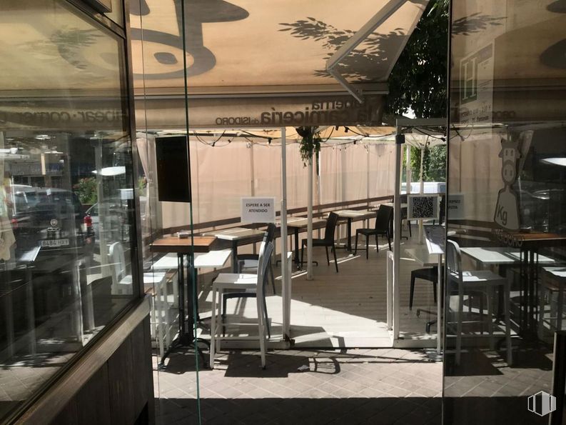 Retail for rent at Avenida Donostiarra, 12, Ciudad Lineal, Madrid, 28027 with chair, furniture, table, interior design, architecture, building, shade, barware, tints and shades and flooring around