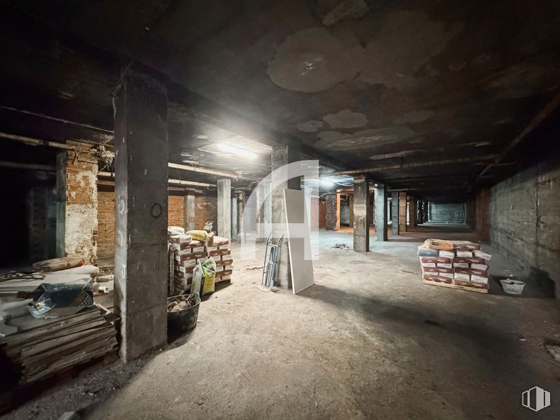 Industrial for sale at Barrio Guindalera, Salamanca, Madrid, 28028 with floor, ceiling, flooring, composite material, concrete, beam, building material and basement around