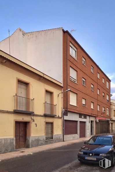 Retail for sale & for rent at Calle Orozco, 6, Torrijos, Toledo, 45500 with car, door, building, window, automotive parking light, sky, vehicle, automotive lighting, tire and grille around