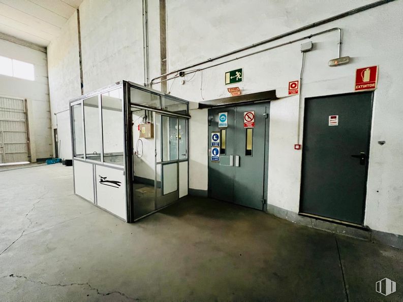 Industrial for sale & for rent at Polígono Industrial Los Olivos, Getafe, Madrid, 28906 with door, floor, metal, glass, transparency and aluminium around