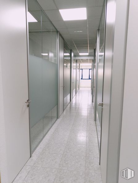 Oficina en alquiler en Calle Puerto de la Morcuera, 13, Leganés, Madrid, 28919 con mediante, accesorio, resolver, edificio, piso, suelo, vidrio, exterior automotriz, manija de la puerta y aluminio alrededor