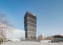 Office for rent at Edificio Castellana 81, Paseo Castellana, 81, Tetuán, Madrid, 28046 with building, sky, skyscraper, tower block, urban design, tree, material property, tower, city and real estate around