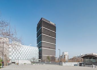 Office for rent at Edificio Castellana 81, Paseo Castellana, 81, Tetuán, Madrid, 28046 with building, sky, skyscraper, tower block, urban design, tree, material property, tower, city and real estate around