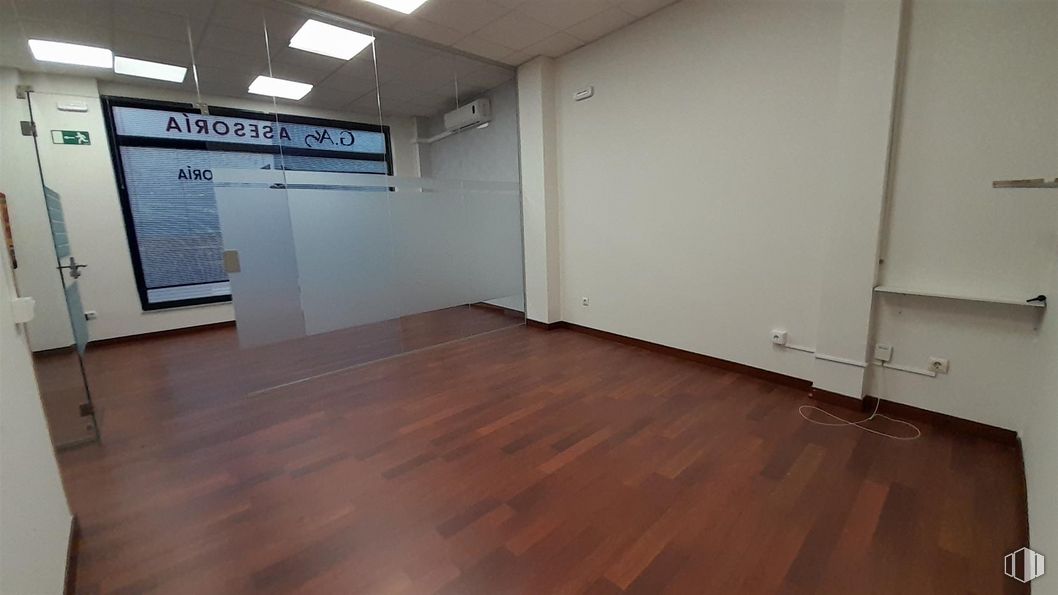 Retail for rent at Calle Pozuelo, Fuenlabrada, Madrid, 28945 with fixture, wood, building, flooring, hall, floor, wood stain, laminate flooring, ceiling and varnish around