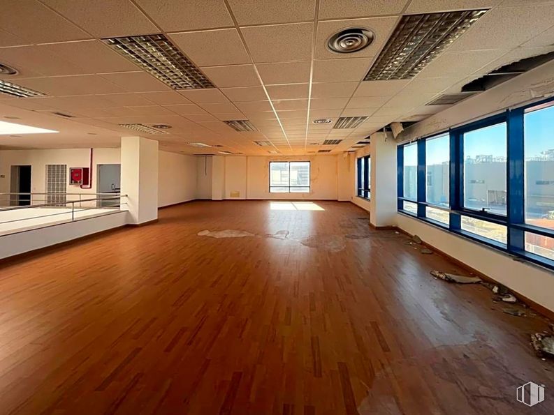 Office for sale at Calle Francisco Alonso, Alcalá de Henares, Madrid, 28806 with window, building, wood, fixture, flooring, hall, floor, house, laminate flooring and hardwood around