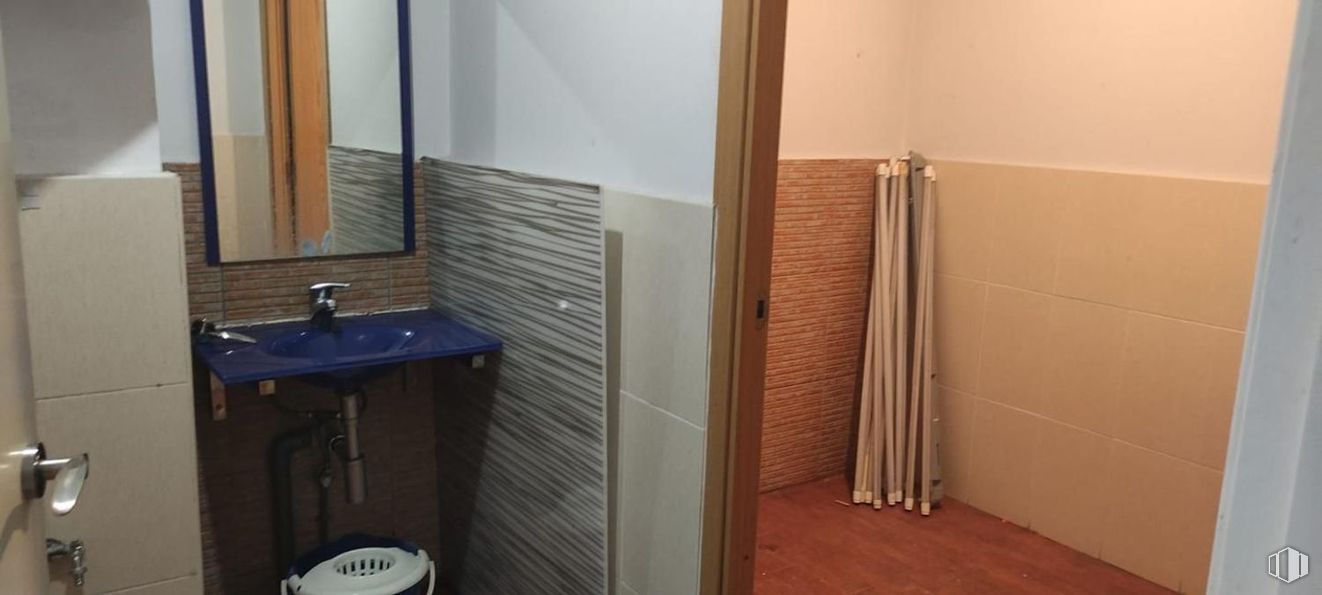 Retail for rent at Calle Fernández de los Ríos, Chamberí, Madrid, 28015 with sink, wood, flooring, floor, room, plumbing fixture, tile, plumbing, wood stain and mirror around