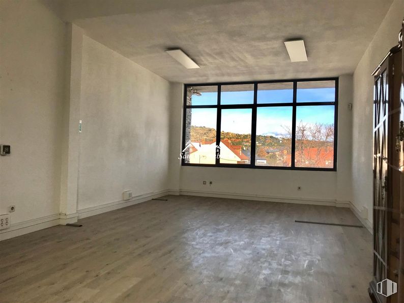 Oficina en alquiler en Avenida Valladolid, Torrelodones, Madrid, 28250 con ventana, edificio, accesorio, madera, interiorismo, suelos, suelo, hall, madera dura y techo alrededor