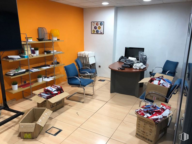 Retail for sale at Calle Prudencio Álvaro, 8, Ciudad Lineal, Madrid, 28027 with table, box, chair, packaged goods, property, furniture, shelf, bookcase, television and interior design around