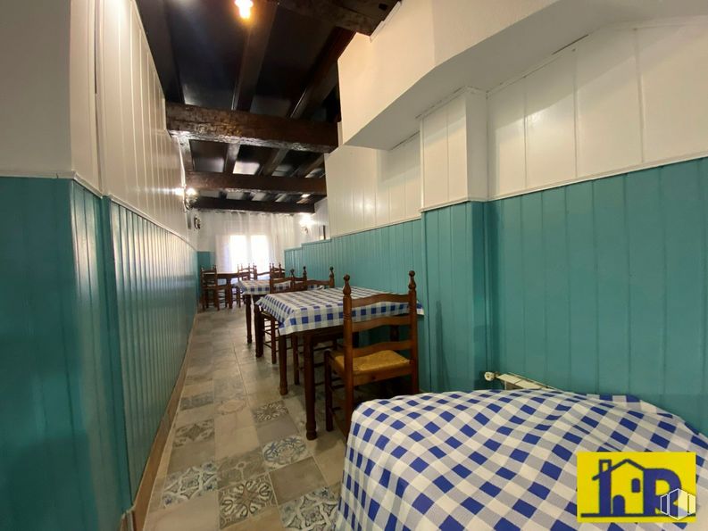 Retail for sale & for rent at Casco Antiguo, Cuenca, 16001 with chair, bed, table, furniture, building, interior design, floor, flooring, hall and wood around