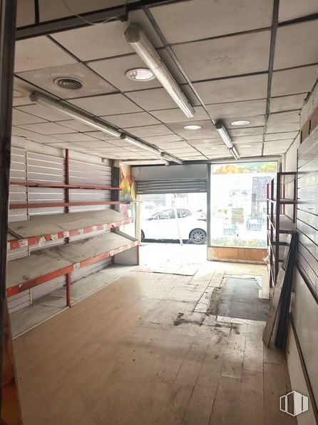 Retail for rent at Calle Carlos Martín Álvarez, 73, Puente de Vallecas, Madrid, 28018 with lighting, ceiling, floor, shelving, plywood, building material, hardwood, wood stain, plank and steel around