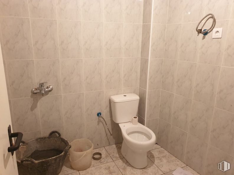 Retail for rent at Centro, Pedrezuela, Madrid, 28723 with toilet, brown, photograph, toilet seat, plumbing fixture, bathroom, black, purple, interior design and flooring around