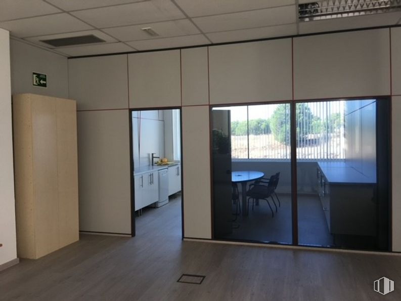 Oficina en venta en Edificio Oficant, Ronda Poniente, 15, Tres Cantos, Madrid, 28760 con silla, mesa de cocina y comedor, mesa, edificio, accesorio, hall, madera, interiorismo, suelos y casa alrededor