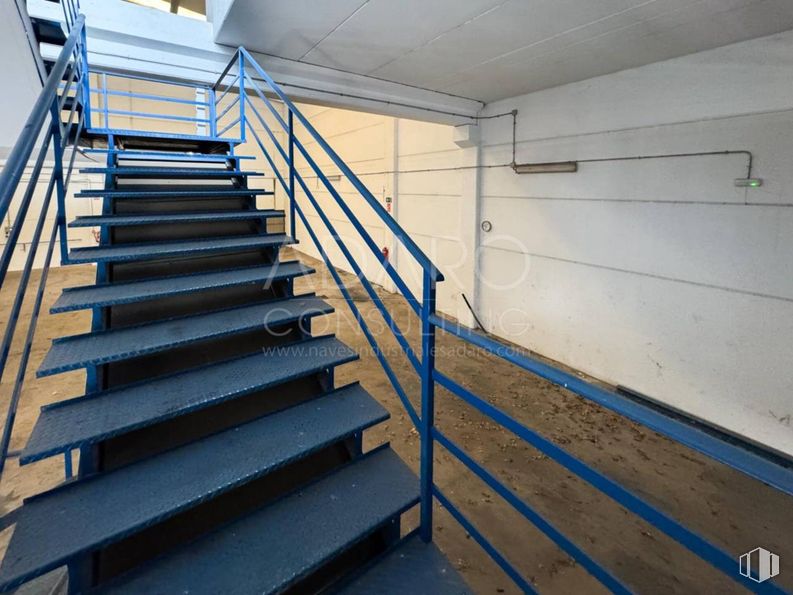 Industrial for sale at Calle Tormes, Mejorada del Campo, Madrid, 28840 with blue, stairs, handrail, composite material, metal, building material, silver, engineering, steel and daylighting around