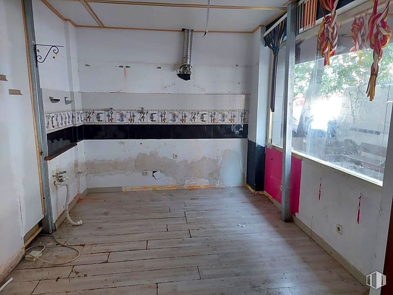 Retail for rent at Calle Bañeza, Fuencarral - El Pardo, Madrid, 28029 with wood, window, fixture, floor, building, wall, flooring, ceiling, hall and door around