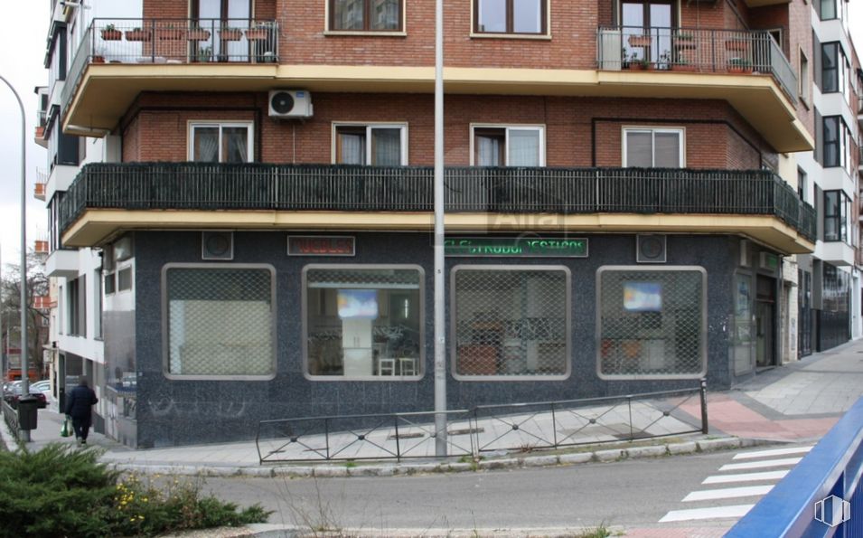 Retail for rent at Paseo Extremadura, La Latina, Madrid, 28011 with window, plant, building, infrastructure, urban design, neighbourhood, facade, real estate, city and commercial building around