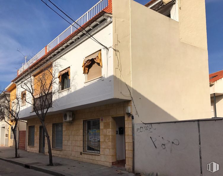 Retail for rent at Calle Valdemoro, 8, San Martín de la Vega, Madrid, 28330 with window, sky, property, building, architecture, cloud, wall, neighbourhood, fixture and residential area around