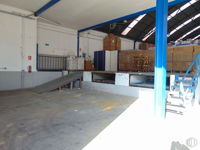 Industrial for rent at Polígono Industrial Las Mezquitas, Getafe, Madrid, 28906 with floor, flooring, composite material, ceiling, metal, machine, hall, building material, design and warehouse around