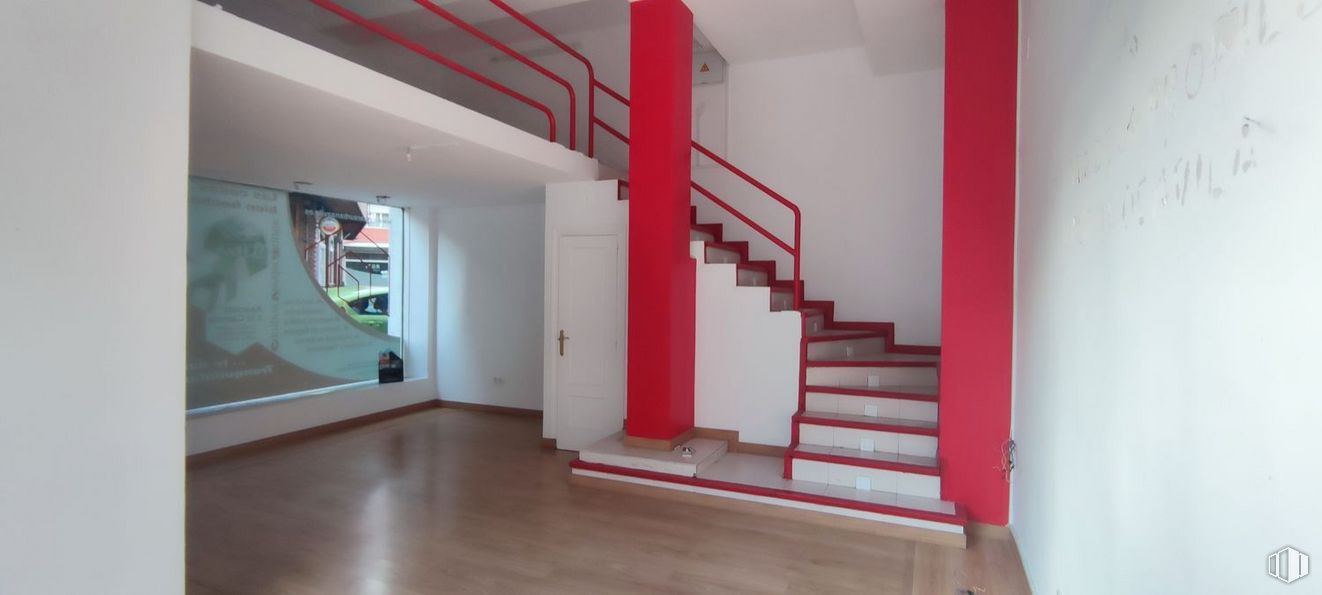 Retail for rent at Avenida Portugal, Ávila, 05001 with fixture, hall, wood, flooring, stairs, floor, wood stain, hardwood, paint and composite material around