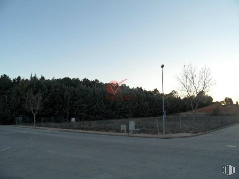 Land for sale at Avenida Acebo, Chillarón de Cuenca, Cuenca, 16190 with sky, plant, road surface, street light, tree, asphalt, flag, road, landscape and tar around