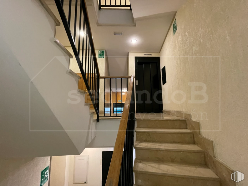 Retail for sale at Calle Escuelas Católicas, 1, Las Rozas de Madrid, Madrid, 28230 with door, stairs, fixture, interior design, wood, floor, flooring, building, hall and ceiling around