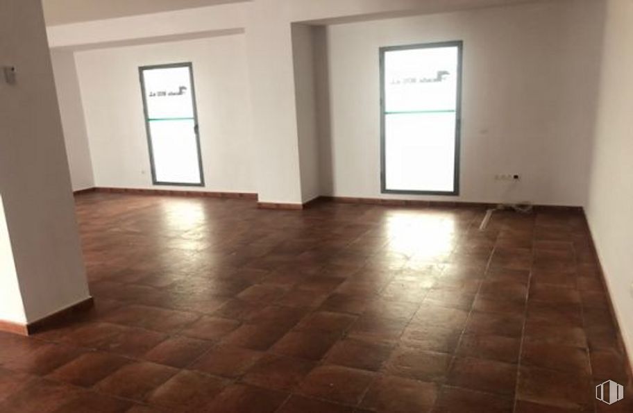 Office for sale at Plaza Salvador, Arévalo, Ávila, 05200 with window, fixture, wood, building, hall, interior design, flooring, floor, wood stain and tile flooring around