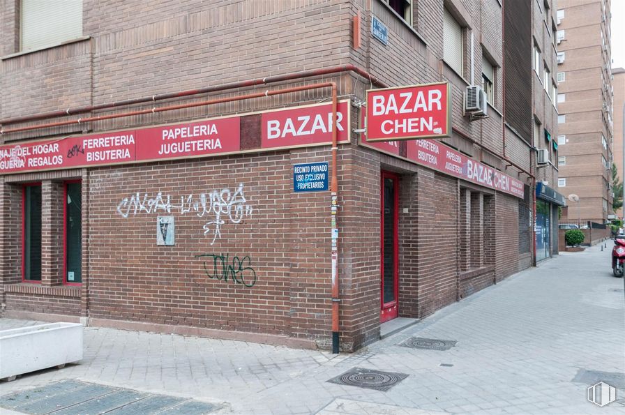 Local en alquiler en Calle Sangenjo, 16, Fuencarral - El Pardo, Madrid, 28034 con acera, hormigón, toldo, publicidad y caminando alrededor