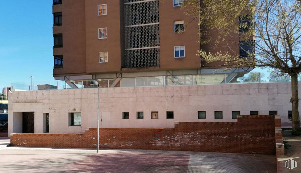 Retail for sale at Calle Toledo, 48, Guadalajara, 19002 with building, window, property, sky, fixture, tree, urban design, brick, building material and composite material around