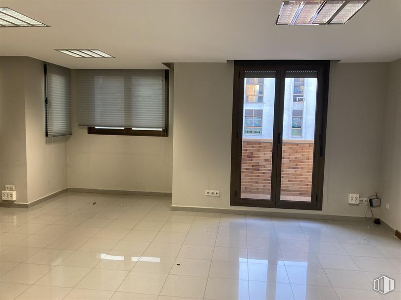 Oficina en alquiler en Avenida Reyes Catolicos, 2, Majadahonda, Madrid, 28220 con puerta, persiana de la ventana, ventana, lámpara, madera, suelos, suelo, interiorismo, techo y habitación alrededor