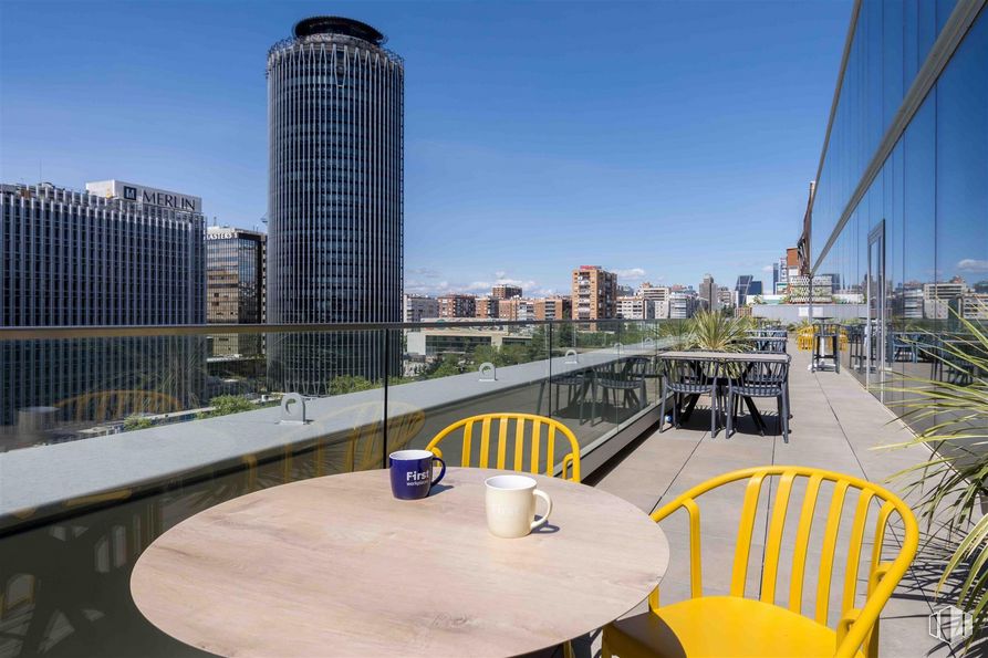 Oficina en alquiler en Paseo Castellana, 130, Chamartín, Madrid, 28046 con silla, edificio, mesa, vajilla, cielo, mesa, rascacielos, torre, bloque de pisos y arquitectura alrededor