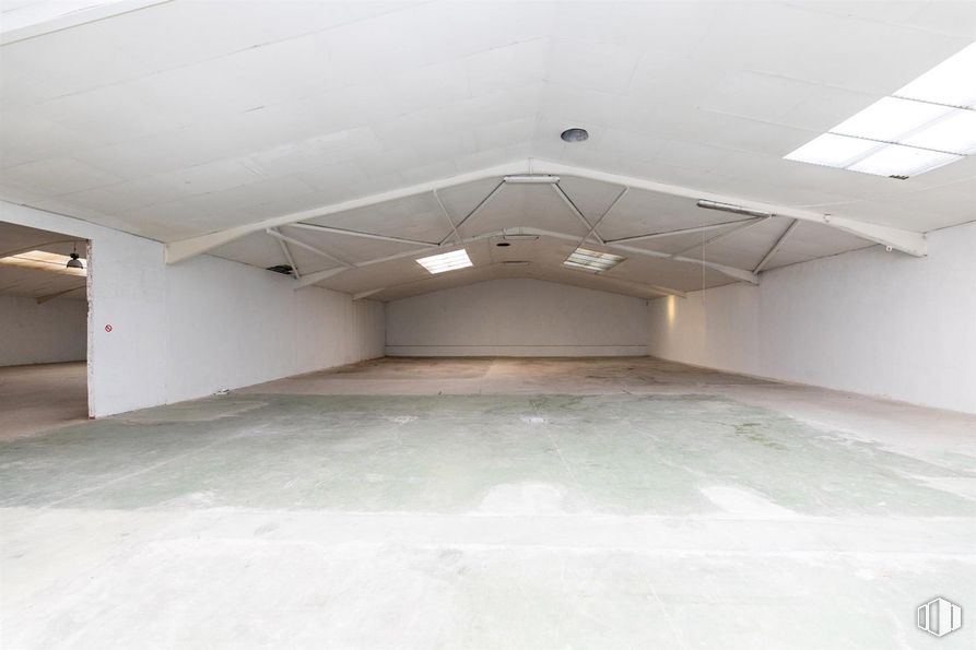 Industrial for rent at Calle Castrobarto, Barajas, Madrid, 28042 with light fixture, floor, flooring, ceiling, composite material, concrete, hall, shade, building material and daylighting around