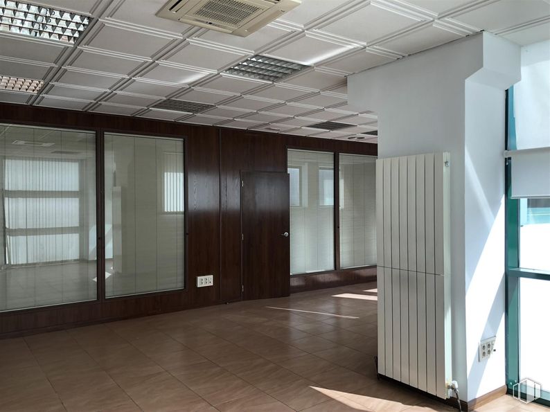 Industrial for sale at San Crispín - La Estación Consorcio, Colmenar Viejo, Madrid, 28770 with door, flooring, ceiling, floor, interior design, glass, lighting, hall, transparency and commercial building around