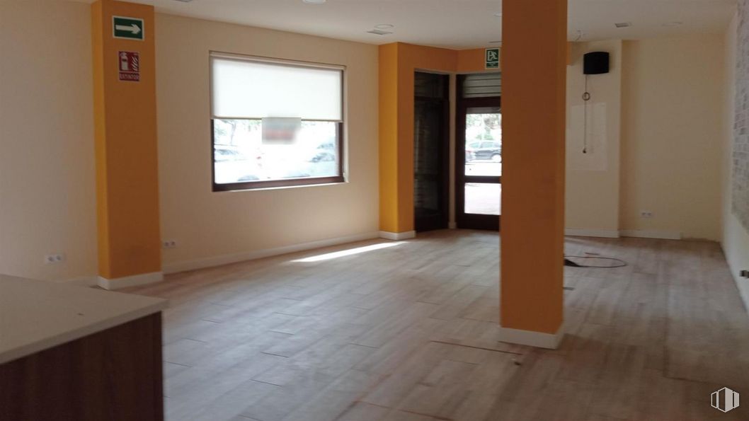 Local en venta en Zona El Val, Alcalá de Henares, Madrid, 28806 con ventana, accesorio, madera, sombra, suelo, hall, suelos, material de construcción, madera dura y pintura alrededor