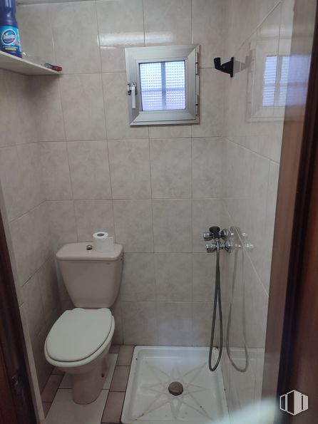 Nave en venta en Paseo Talleres, 3, Villaverde, Madrid, 28021 con inodoro, ventana, persiana de la ventana, asiento del inodoro, cuarto de baño, accesorios de fontanería, pared, suelos, suelo y fontanería alrededor