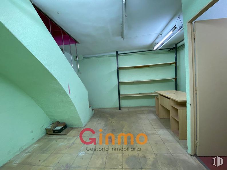 Retail for rent at Avenida Marqués de Corbera, 29, Ciudad Lineal, Madrid, 28017 with furniture, ceiling, transparency, paint, cleanliness, basement and shelving around