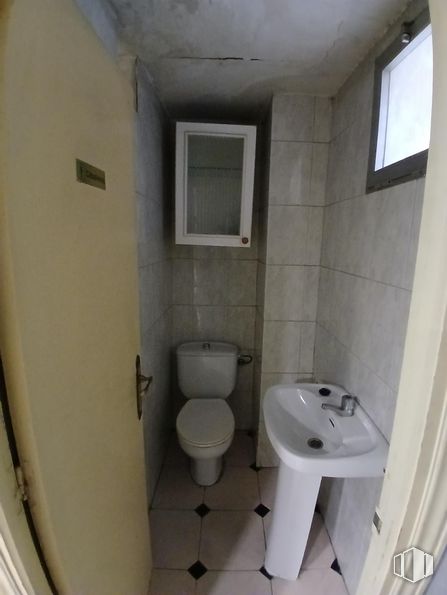 Retail for rent at Plaza Santa Lucía, Talavera de la Reina, Toledo, 45600 with toilet, sink, window, toilet seat, plumbing fixture, building, bathroom, purple, bathroom sink and fixture around