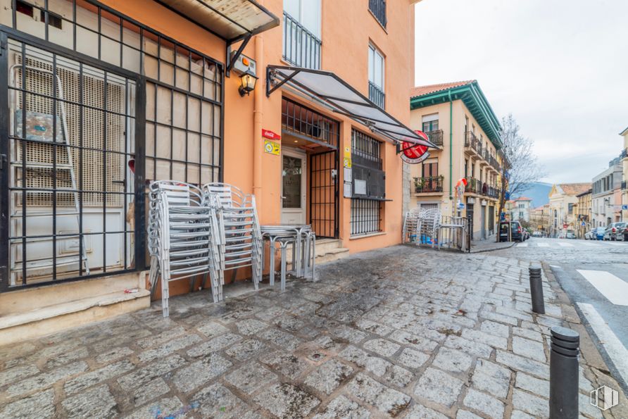 Retail for rent at Calle Pozas, 36, San Lorenzo de El Escorial, Madrid, 28200 with building, property, sky, window, wood, road surface, neighbourhood, cloud, urban design and flooring around