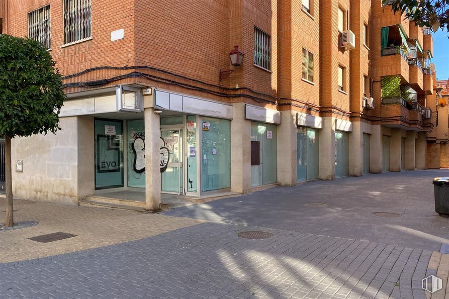 Retail for sale at Calle Toledo, 5, Getafe, Madrid, 28901 with building, window, road surface, urban design, waste container, neighbourhood, tree, fixture, sidewalk and city around