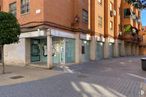 Retail for sale at Calle Toledo, 5, Getafe, Madrid, 28901 with building, window, road surface, urban design, waste container, neighbourhood, tree, fixture, sidewalk and city around