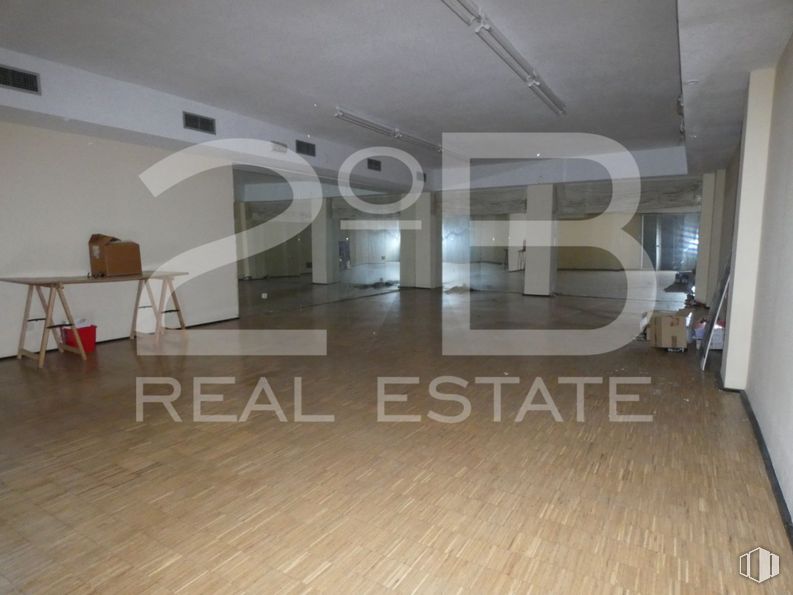 Retail for sale at Zona Parque Paris, Las Rozas de Madrid, Madrid, 28230 with table, building, wood, fixture, flooring, automotive design, laminate flooring, floor, hall and tile flooring around