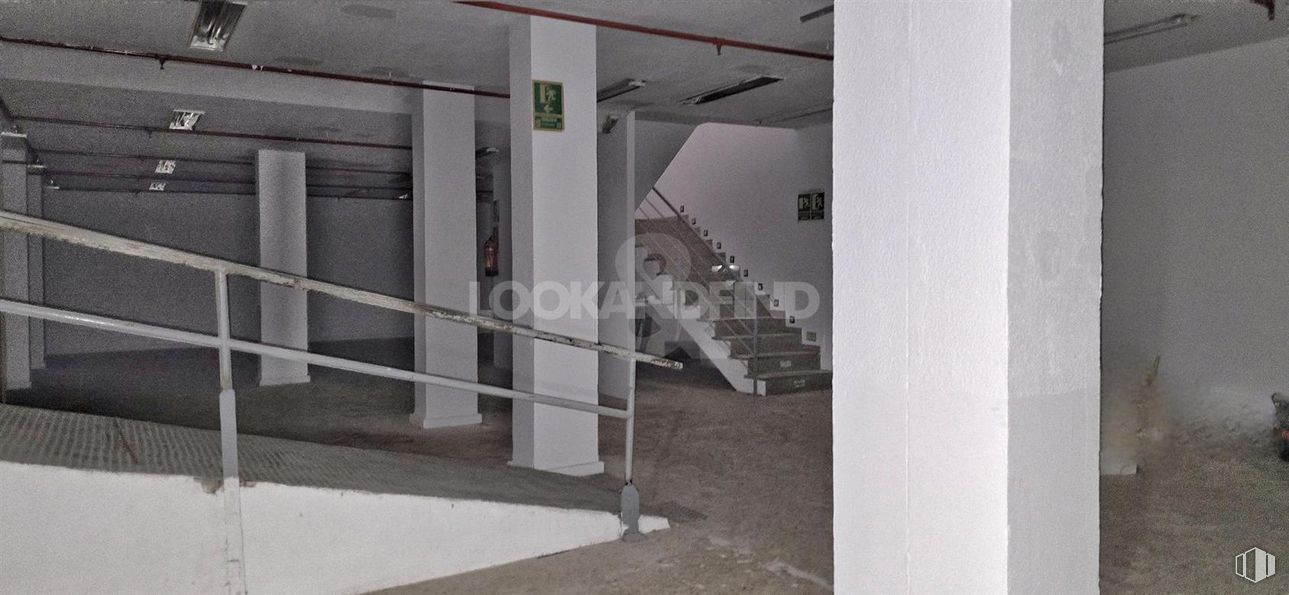 Retail for sale at Zona Moratalaz, Moratalaz, Madrid, 28030 with floor, flooring, concrete, building material, hall, stairs, daylighting, plaster and basement around