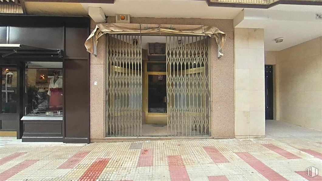 Retail for sale at Travesía Colombia, Toledo, 45004 with wood, floor, wall, flooring, fixture, building, composite material, facade, tile flooring and column around