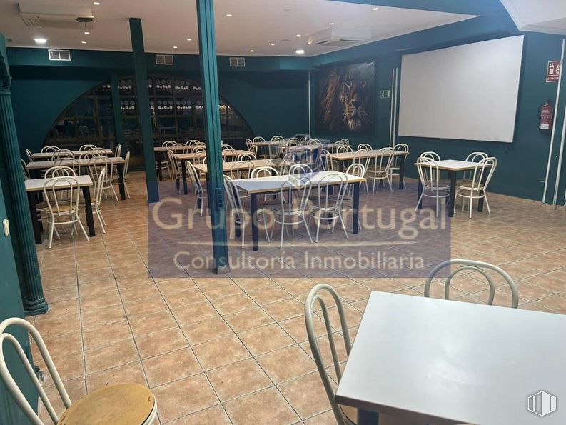 Local en alquiler en Polígono Industrial las Monjas, Torrejón de Ardoz, Madrid, 28850 con silla, mesa, mesa, mesa de cocina y comedor, restaurante, vidrio y cafetería alrededor