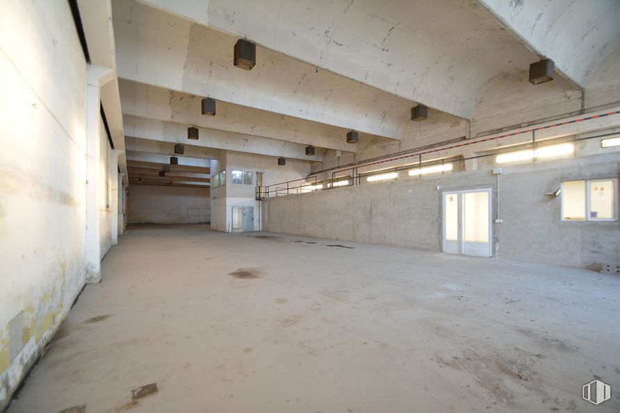 Nave en venta en Carretera Vicálvaro a Coslada, Vicálvaro, Madrid, 28052 con alumbrado, ventana, accesorio, pasillo, edificio, piso, pavimentos, madera, material compuesto y techo alrededor