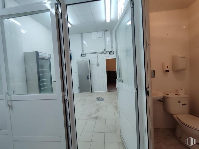 Retail for sale at Calle San Juan Bautista de la Salle, Talavera de la Reina, Toledo, 45600 with toilet, building, fixture, floor, house, flooring, composite material, glass, plumbing fixture and aluminium around