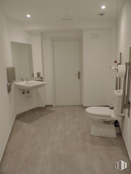 Oficina en alquiler en Calle Viriato, Chamberí, Madrid, 28010 con puerta, fregadero, inodoro, accesorios de fontanería, edificio, cuarto de baño, accesorio, morado, interiorismo y lavabo alrededor