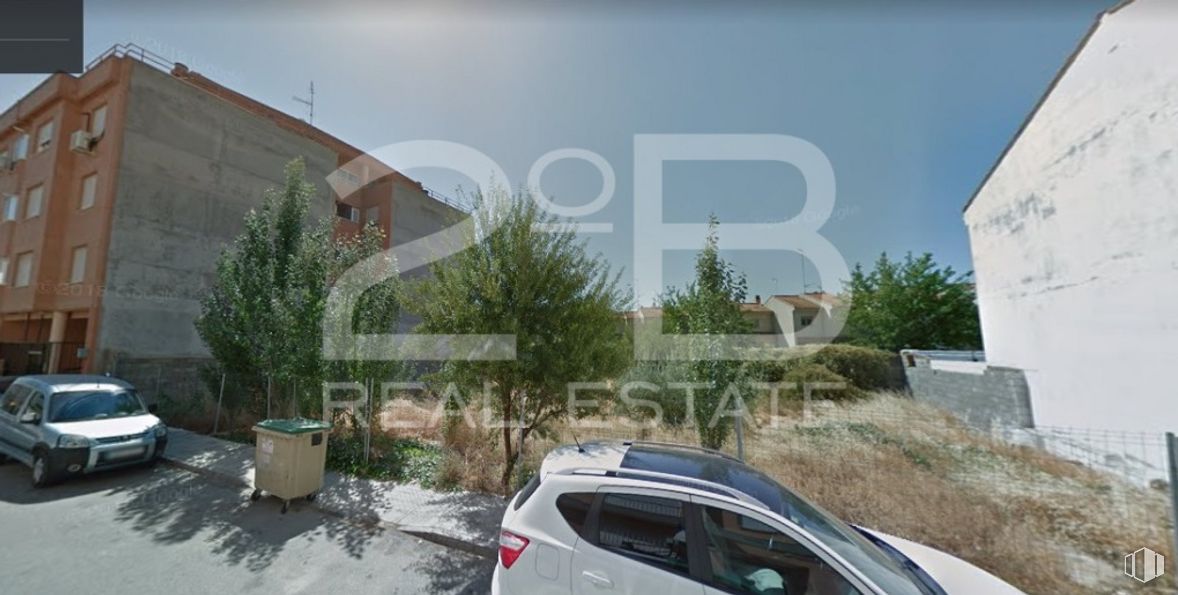 Land for sale at Calle Archivero Dimas Pérez, 23, Tarancón, Cuenca, 16400 with car, waste container, building, plant, daytime, property, vehicle, motor vehicle, sky and automotive design around